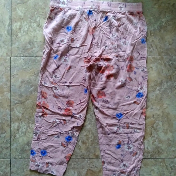 Jessica Simpson Cadie floral print pull-on cropped pants, size Medium - Picture 3 of 7